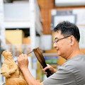 木雕大師陳啓村技高卓越，藝由心生，作品形神兼備，獨創新藝