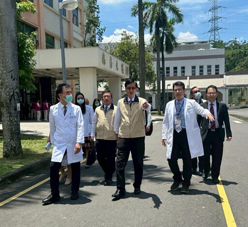 輔導會嚴德發視導灣橋分院慰問榮民眷 肯定團隊頒贈慰問金