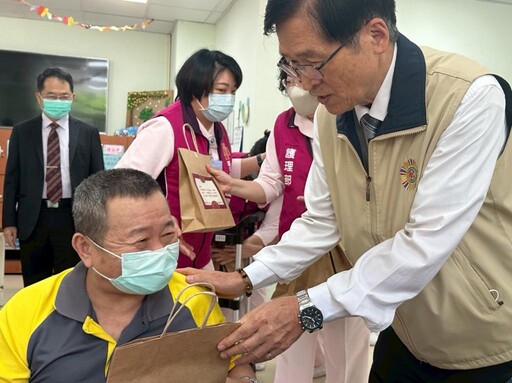 輔導會嚴德發視導灣橋分院慰問榮民眷 肯定團隊頒贈慰問金