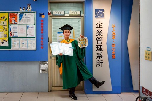 清寒不畏艱困！崑大企管所吳翰彰考取國家雙證照獲頒議長獎