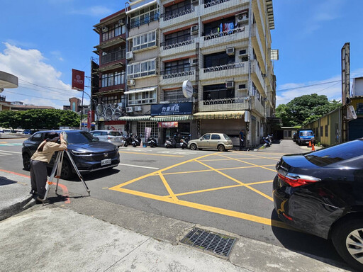 土地鑑界測量不幸遭水泥車擦撞 竹東地政人員堅守崗位完成現場作業