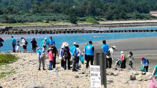 致敬水利、海岸「廉」潔 二河川分署紅毛港淨灘推廣環境永續教育