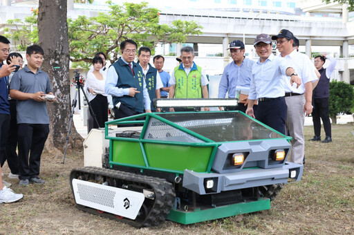 工研院與臺南業者展示智慧農機 黃偉哲:擴大市政應用