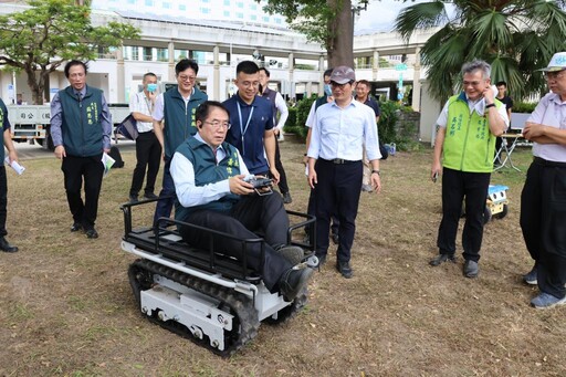 工研院與臺南業者展示智慧農機 黃偉哲：擴大市政應用