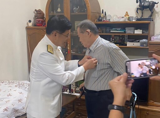 榮民郭燕潁獲頒保衛臺灣紀念章 臺南榮服處同感榮耀
