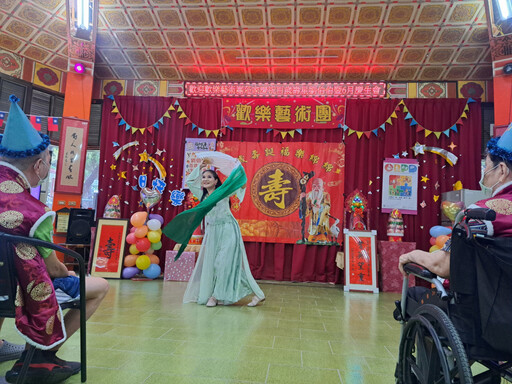 百歲榮民劉伯伯紀壽 佳里榮家與歡樂藝術團歡喜慶生