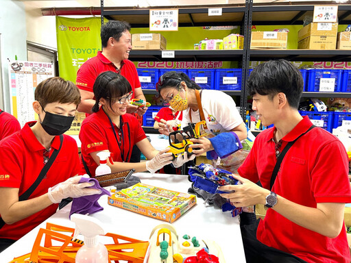 高雄大遠百「年中慶」獻愛心 員工志工送玩具溫暖偏鄉兒童