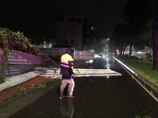 颱風狂風吹襲一夜 南警守護用路人安全