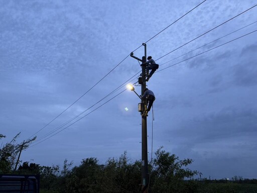 臺南電桿倒塌逾千支！台電：復電已9成 拼最後2.6萬戶