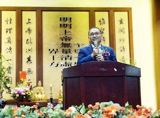 侯友宜中和參拜贈匾 感念發一崇德基金會對於地方無私奉獻