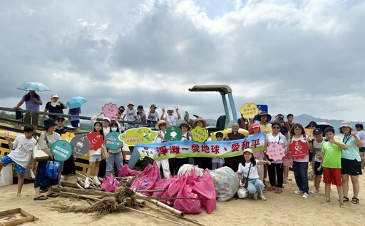 淨灘愛地球 觀音成道日相揪看沙雕