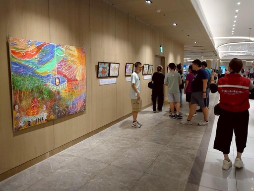 竹縣「精神文藝畫展」竹北遠百開展 衛教互動打卡可獲得小禮品