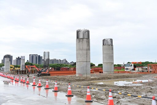 台一線替代道路新闢工程比預定進度超前8％ 新竹縣長楊文科冒雨視察