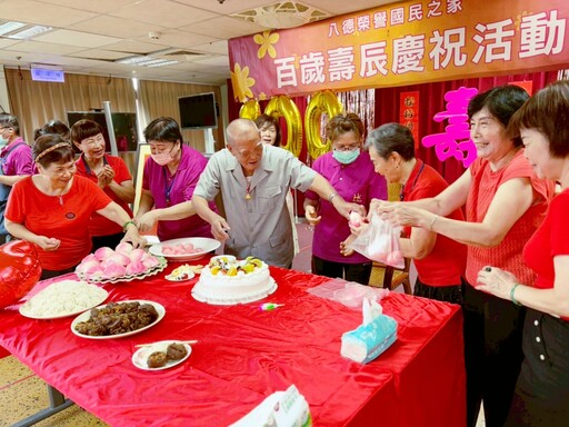 福壽雙全、喜慶榮光 八德榮家榮民祝賀王爺爺百歲嵩壽「呷百二！」