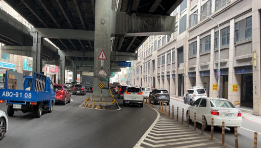 台64下匝道至中正路、建康路口內側車道試辦開放右轉