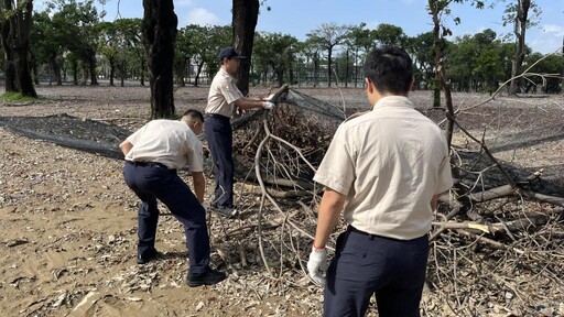 臺南榮家同仁與替代役男協助舊家區整備防颱事宜