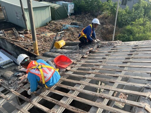 二河分署x維順營造 助南部低收入戶重建家園搶修颱風受損屋頂