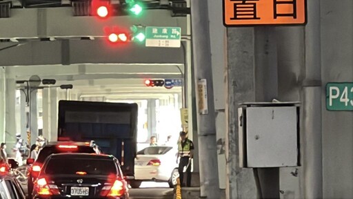 新北市交通局改善中和區交通 試辦「中正路、建康路口往板橋方向內側車道開放右轉」