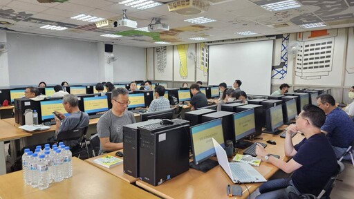 崑山科大資傳系AI研習營 35位教師獲國際證照