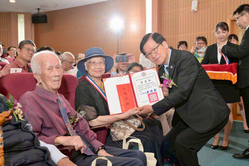 榮耀九三 白河榮家資深榮民高瑞芳受頒抗戰紀念章