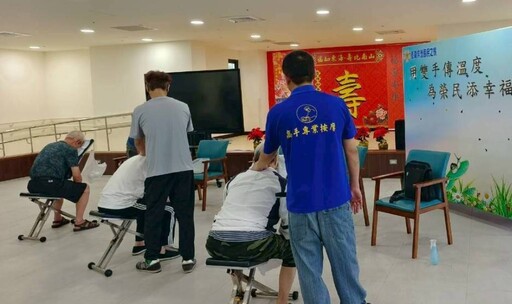 榮耀九三 臺南榮家感謝視障朋友用專業向榮民致敬