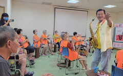 屏東榮家感謝榮民張志範薩克斯風公益演出 音樂向長輩致敬意