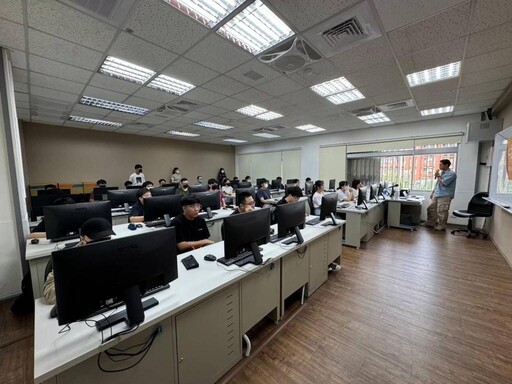 南分署產業新尖兵助青年跨域圓夢轉職 從工地到程式碼
