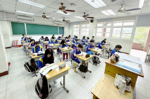 竹縣斥資1.3億六年汰換國中小課桌椅 楊文科縣長:更貼近人體工學