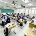 竹縣斥資1.3億六年汰換國中小課桌椅 楊文科縣長：更貼近人體工學