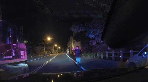 龐然大物街頭暴走揮爪襲警 竹山警掏槍驚險逮人