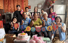 金門縣府訪視古寧頭楊阿嫲慶生 中秋送暖添喜悅