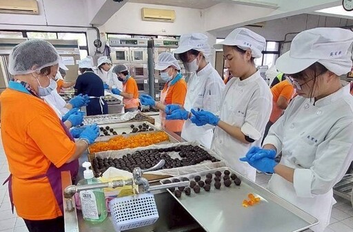 榮服處攜手金門農工手作蛋黃酥 秋節溫馨慰問榮民
