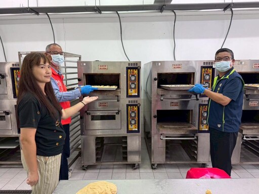 榮服處攜手金門農工手作蛋黃酥 秋節溫馨慰問榮民
