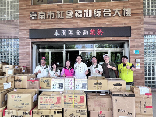 歐政豪牽線台南鞋廠 兩天內募集逾700雙雨鞋送抵花蓮災區