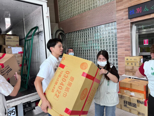 歐政豪牽線台南鞋廠 兩天內募集逾700雙雨鞋送抵花蓮災區