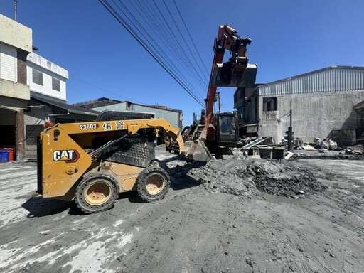 馳援花蓮 竹縣府20餘輛機具協助清理30噸淤泥及廢棄物