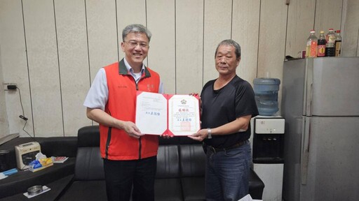 屏東榮服處感謝企業董座施賜東捐善款 關懷榮民眷