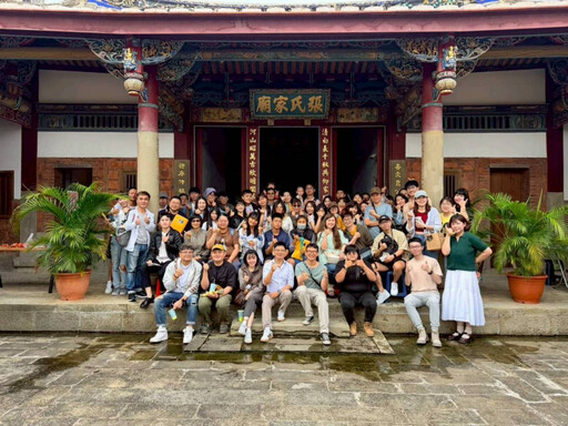 玄奘USR攜手青年漫畫家詮釋新埔詩意 「杜潘芳格的時間繪卷」展登場