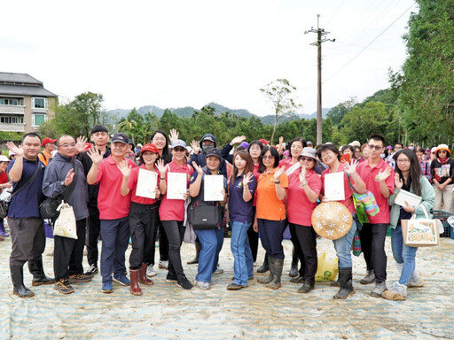 農情共耕、洛神綻放 竹縣農會攜縣轄農會300人助拙茁家園採收洛神花