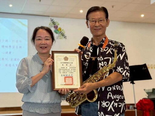 張志範慈心演奏薩克斯風樂曲 暖心關懷榮家住民長輩