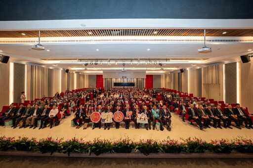 中山醫大65週年校慶 吳元煌獲頒名譽博士、護理系六十載傳承同慶