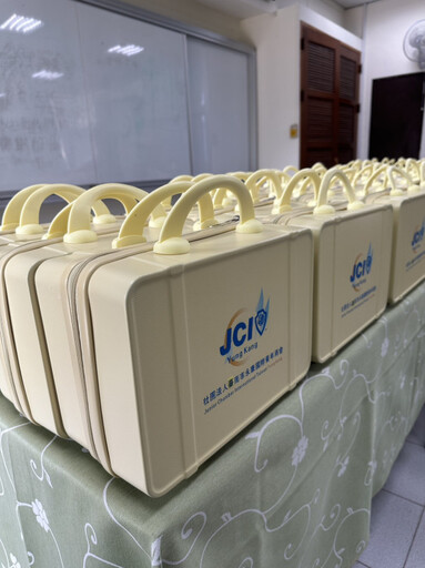 永康青商築夢筆動希望 攜手議員團隊 國際交流捐贈文具禮盒