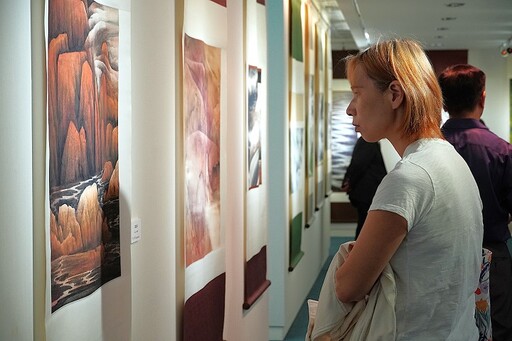 筆墨與釉彩交織、哲思與美感融合 楊企霞「象外環中」藝術展華大登場