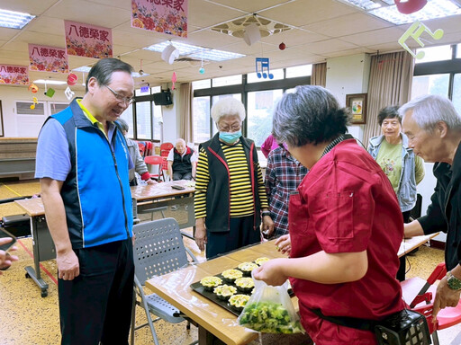 歡樂好玩、實用有趣 八德榮家烘焙教室住民長輩大展手藝同樂幸福食光