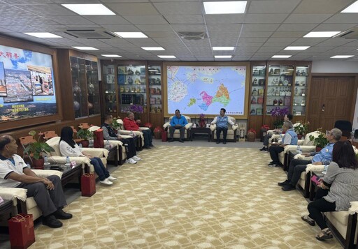 陳福海約見年度資深績優村里長地方民代及民政人員