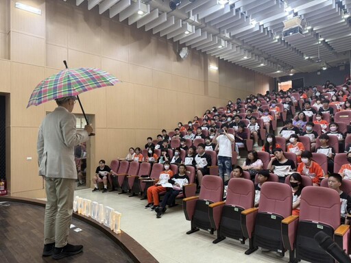 AI時代神隊友贈專書 「創意30問」點亮新北學子創新DNA