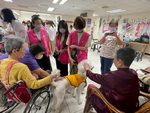 高榮南院驚現貴賓萌犬 長者與大仁科大共譜療癒時光