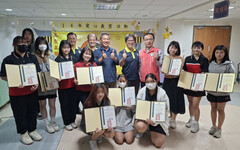 長榮女中育德工家美髮科至佳里榮家義剪 青銀共融展愛心