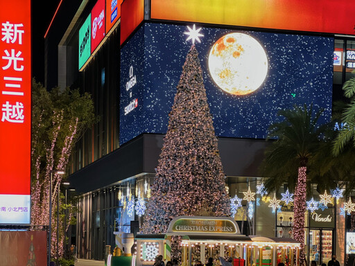 新光三越台南小北門耶誕地標點燈 公益認領 ＋ 免費小火車同歡