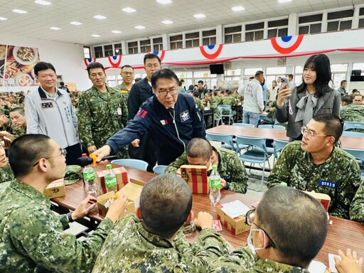 黃偉哲慰問新訓役男 致贈慰勞品表達市民敬意